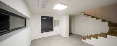 Beyaz Oda geceleri penceresiyle.