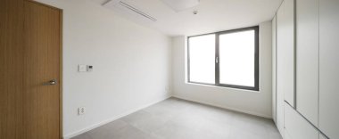 Beyaz Oda geceleri penceresiyle.