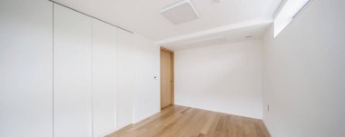 beyaz oda ile gardırop.