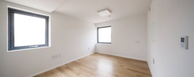 Beyaz Oda geceleri penceresiyle.