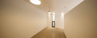 tavan aydınlatma, büyük bir beyaz oda penceresinde.