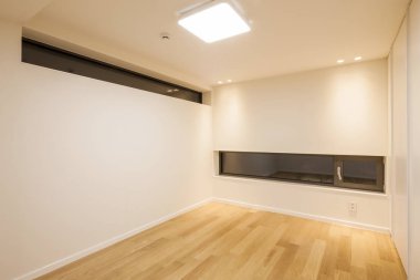 Beyaz Oda geceleri yatay pencere ile.