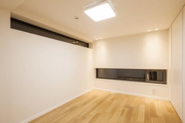 Beyaz Oda geceleri yatay pencere ile.