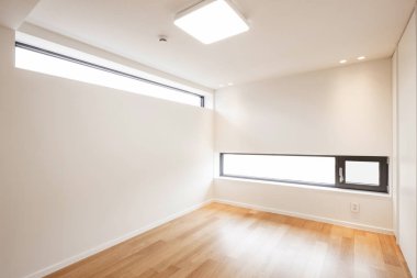 Beyaz Oda, gün ışığı beyaz closet(wardrobe) ile.