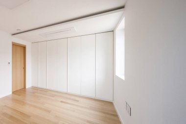 Beyaz Oda, gün ışığı beyaz closet(wardrobe) ile.