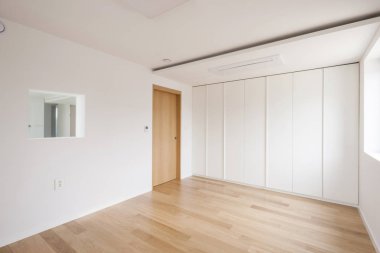 Beyaz Oda, gün ışığı beyaz closet(wardrobe) ile.