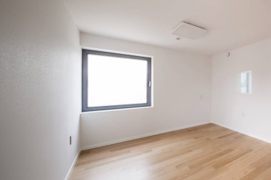 Beyaz Oda, gün ışığı beyaz closet(wardrobe) ile.