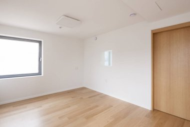 Beyaz Oda, gün ışığı beyaz closet(wardrobe) ile.