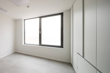 Beyaz Oda, gün ışığı beyaz closet(wardrobe) ile.