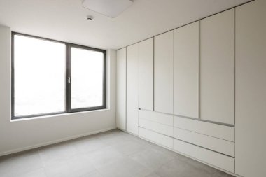 Beyaz Oda, gün ışığı beyaz closet(wardrobe) ile.