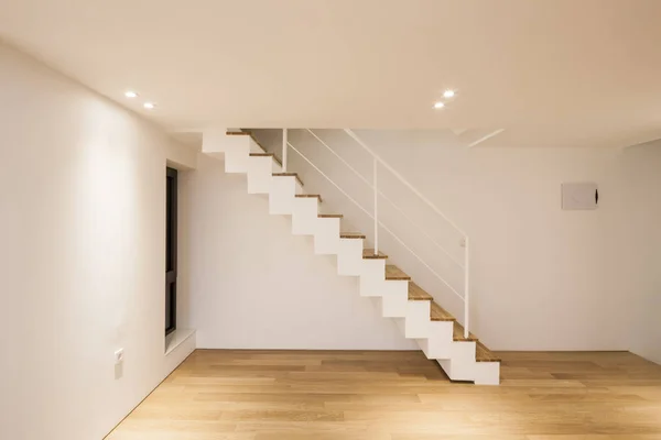 merdiven, ahşap zemin ile beyaz boş oturma odası.