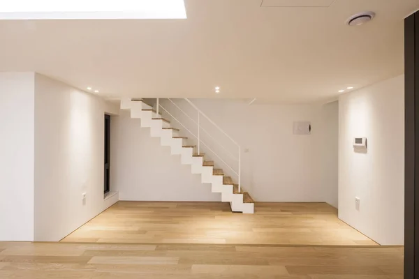 Weißes Leeres Wohnzimmer Mit Treppe Holzboden — Stockfoto