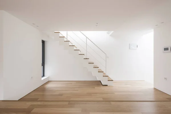 Blanco Salón Vacío Con Escalera Suelo Madera — Foto de Stock