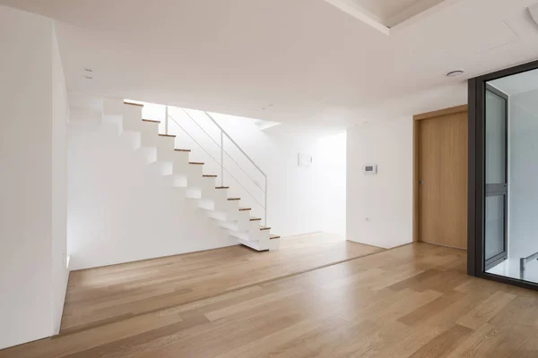 Weißes Leeres Wohnzimmer Mit Treppe Holzboden — Stockfoto