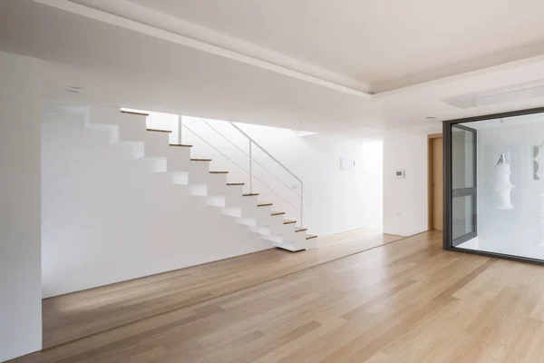 Sala Estar Vazia Branca Com Escada Piso Madeira — Fotografia de Stock