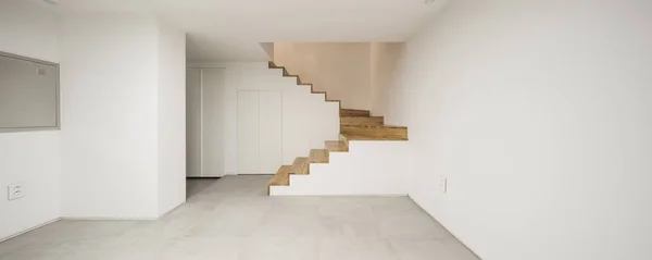 Weißes Leeres Wohnzimmer Mit Treppe Holzboden — Stockfoto