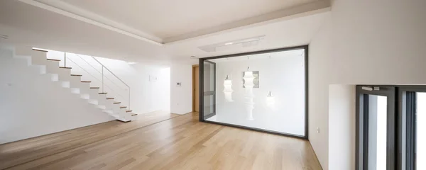Weißes Leeres Wohnzimmer Mit Treppe Holzboden — Stockfoto