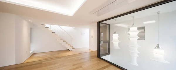 Sala Estar Vazia Branca Com Escada Piso Madeira — Fotografia de Stock