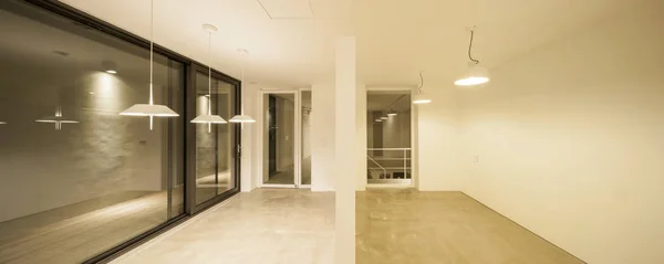 Deckenbeleuchtung Großes Fenster Einem Weißen Raum — Stockfoto