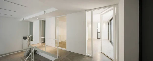 Deckenbeleuchtung Großes Fenster Einem Weißen Raum — Stockfoto