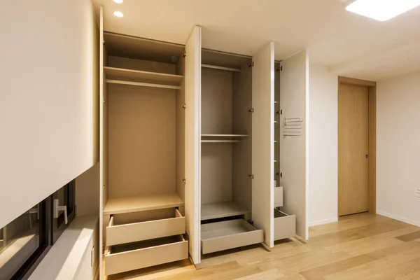 gün ışığı, açık beyaz closet(wardrobe) Beyaz Oda.