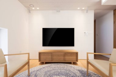Televizyon ile beyaz bir iç mobilya