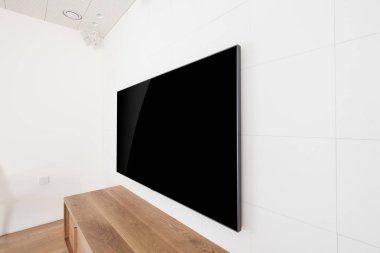 Televizyon ile beyaz bir iç mobilya