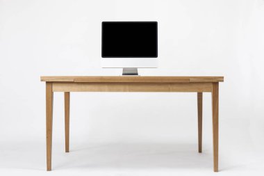 Bilgisayar beyaz arkaplanda, tahta masada..