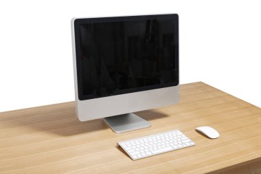 Bilgisayar beyaz arkaplanda, tahta masada..