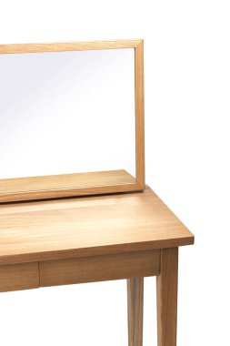 Beyaz arkaplanda ayna olan ahşap tuvalet masası.