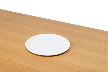 beyaz arka planda izole ahşap masada boş tabak.