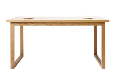 Ahşap masada beyaz arka planda izole edilmiş iki beyaz tabak..