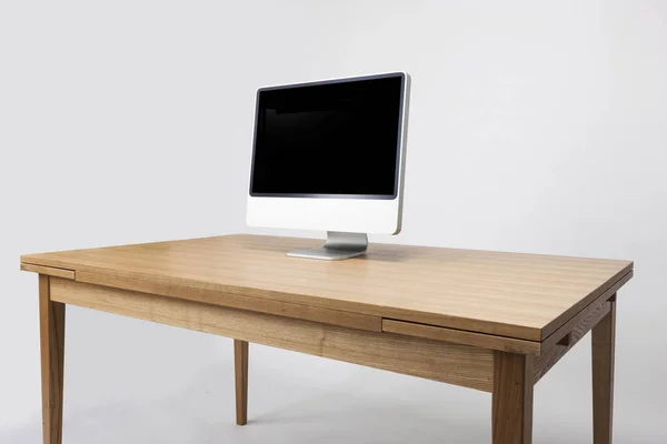 Drewno Dębowy Stół Komputerem Odizolowanym Biało — Zdjęcie stockowe