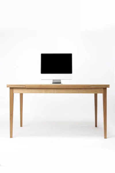 Computer Auf Dem Holztisch Auf Weißem Hintergrund — Stockfoto