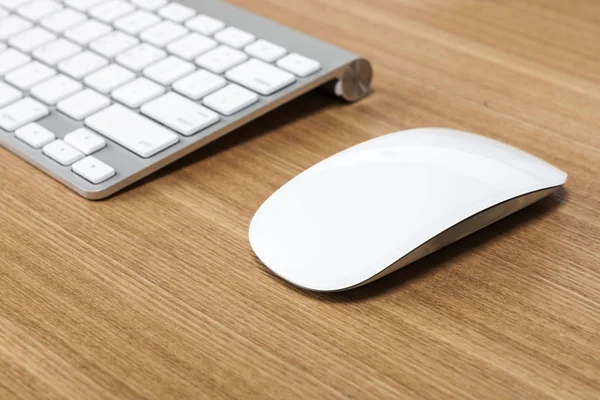 Computer Houten Tafel Witte Achtergrond — Stockfoto