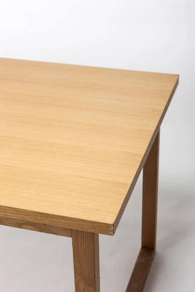 白に隔離された最小限の木製テーブル — ストック写真