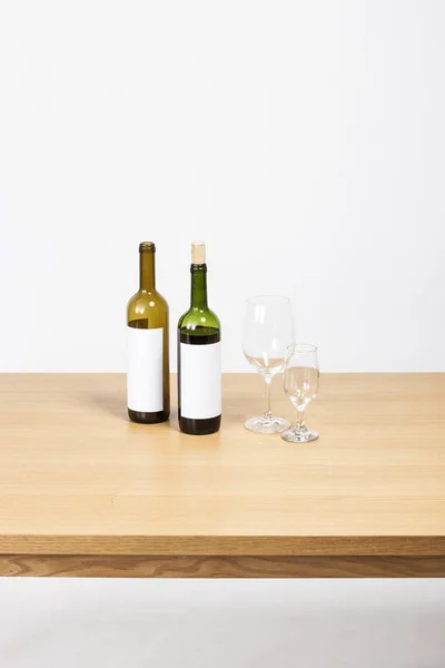 Dos Botellas Vino Vasos Mesa Madera —  Fotos de Stock
