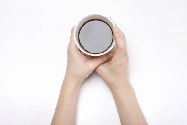 Mano Mujer Sostiene Una Taza Café Aislada Sobre Fondo Blanco — Foto de Stock