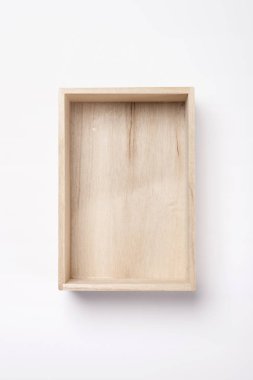 Beyaz arkaplanda izole edilmiş bir tahta kutu.