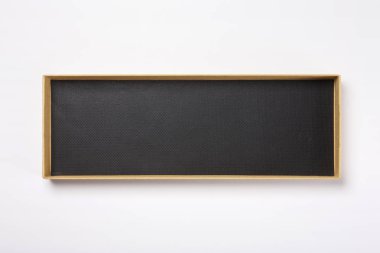 beyaz arkaplanda izole edilmiş bir karton kutu.