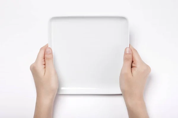 Γυναικείο Χέρι Κρατήστε Ένα Λευκό Πιάτο Μπολ Απομονώνονται Λευκό Φόντο — Φωτογραφία Αρχείου