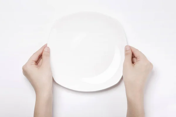 Mano Femenina Sostiene Plato Blanco Tazón Aislado Sobre Fondo Blanco —  Fotos de Stock