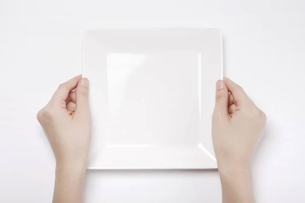 Vrouw Hand Houden Een Witte Schotel Kom Geïsoleerd Witte Achtergrond — Stockfoto