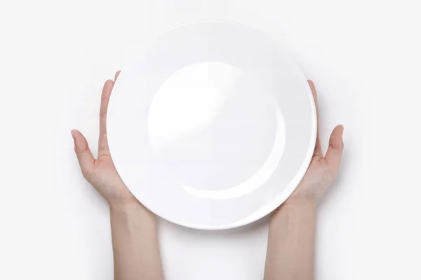 女人的手拿着一个白色的盘子 与白色背景隔离 — 图库照片