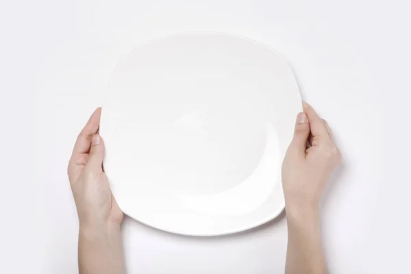 Γυναικείο Χέρι Κρατήστε Ένα Λευκό Πιάτο Μπολ Απομονώνονται Λευκό Φόντο — Φωτογραφία Αρχείου