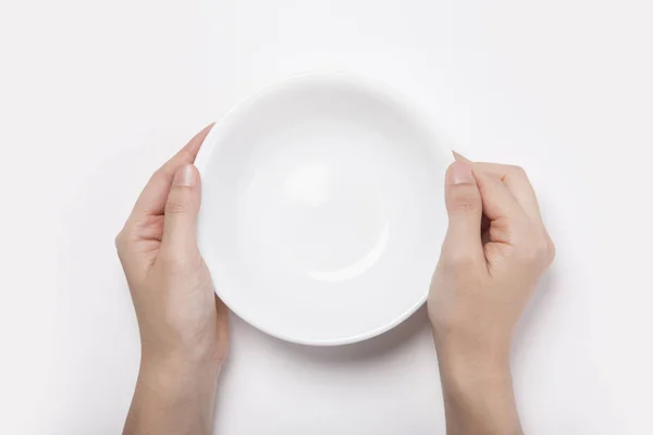 Vrouw Hand Houden Een Witte Schotel Kom Geïsoleerd Witte Achtergrond — Stockfoto