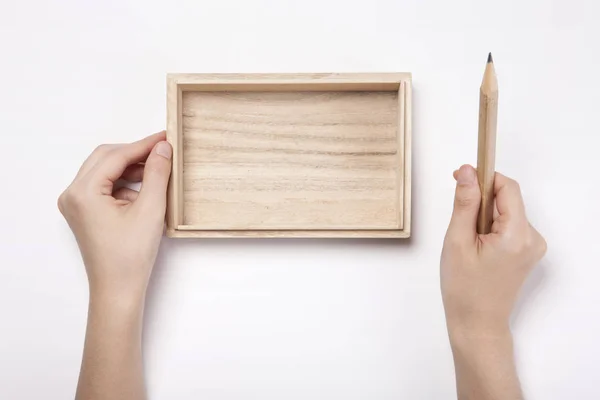 Vrouw Hand Houden Een Houten Doos Potlood Geïsoleerd Witte Achtergrond — Stockfoto