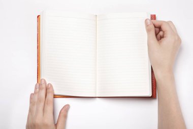 Kadın el ele tutuştuğu kitap beyaz arka planda izole edilmiş..