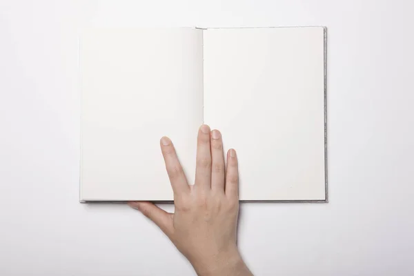 女人的手把一本书放在白桌子上 — 图库照片