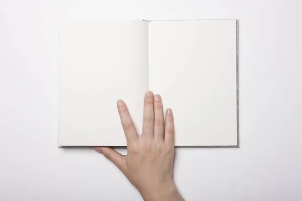 Mujer Tiene Libro Sobre Mesa Blanca —  Fotos de Stock